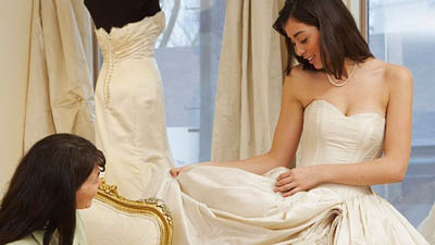 Hướng dẫn cách giặt váy cưới sạch đẹp, chuyên nghiệp