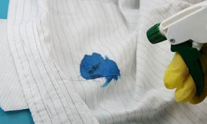 Cách tẩy vết màu trên áo trắng siêu hay và đơn giản