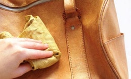 Cách tẩy vết bẩn trên túi da hiệu quả, đơn giản